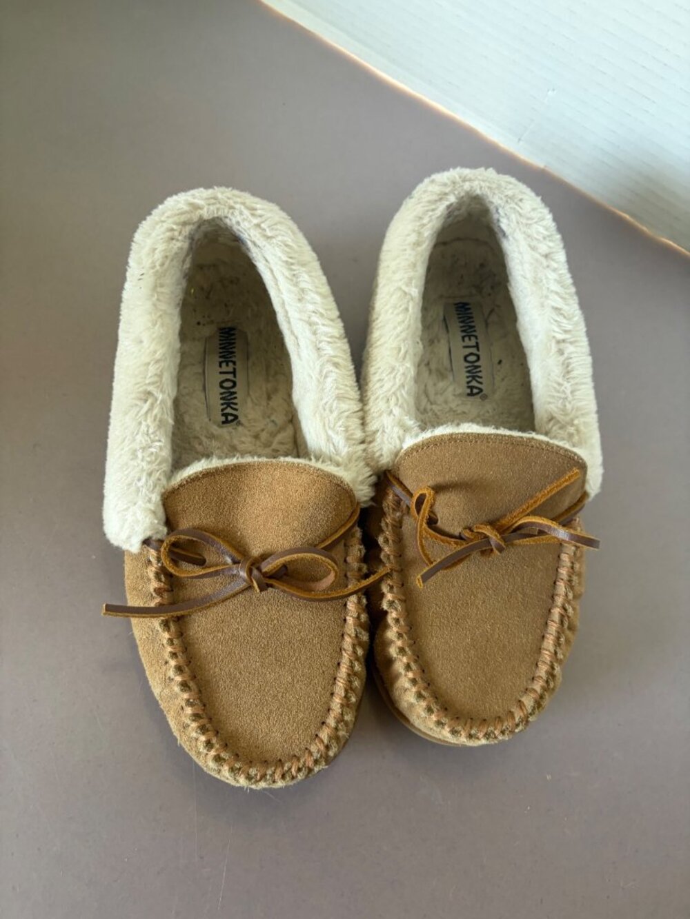 Minnetonka Womens Tan Suede Moccasin Slippers With Faux Fur Lining & Bow